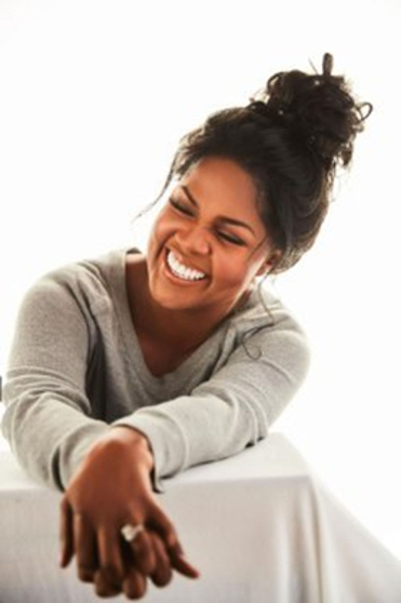Gospel Legend Cece Winans Releases New Song BEAUTIFULLY BROKEN  Image