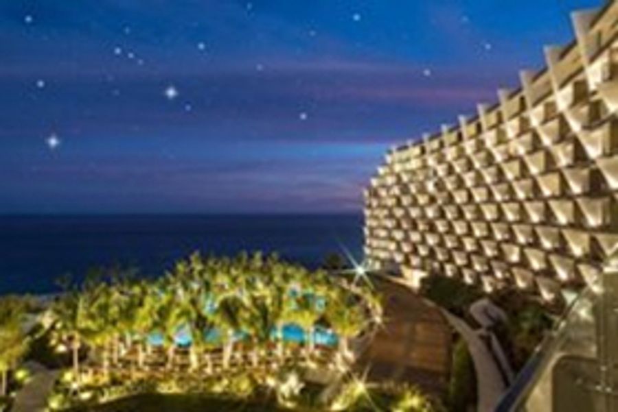 Ring in 2018 Hosted by Jesse Tyler Ferguson at Los Cabos' Star-Studded New Year's Eve Party Image