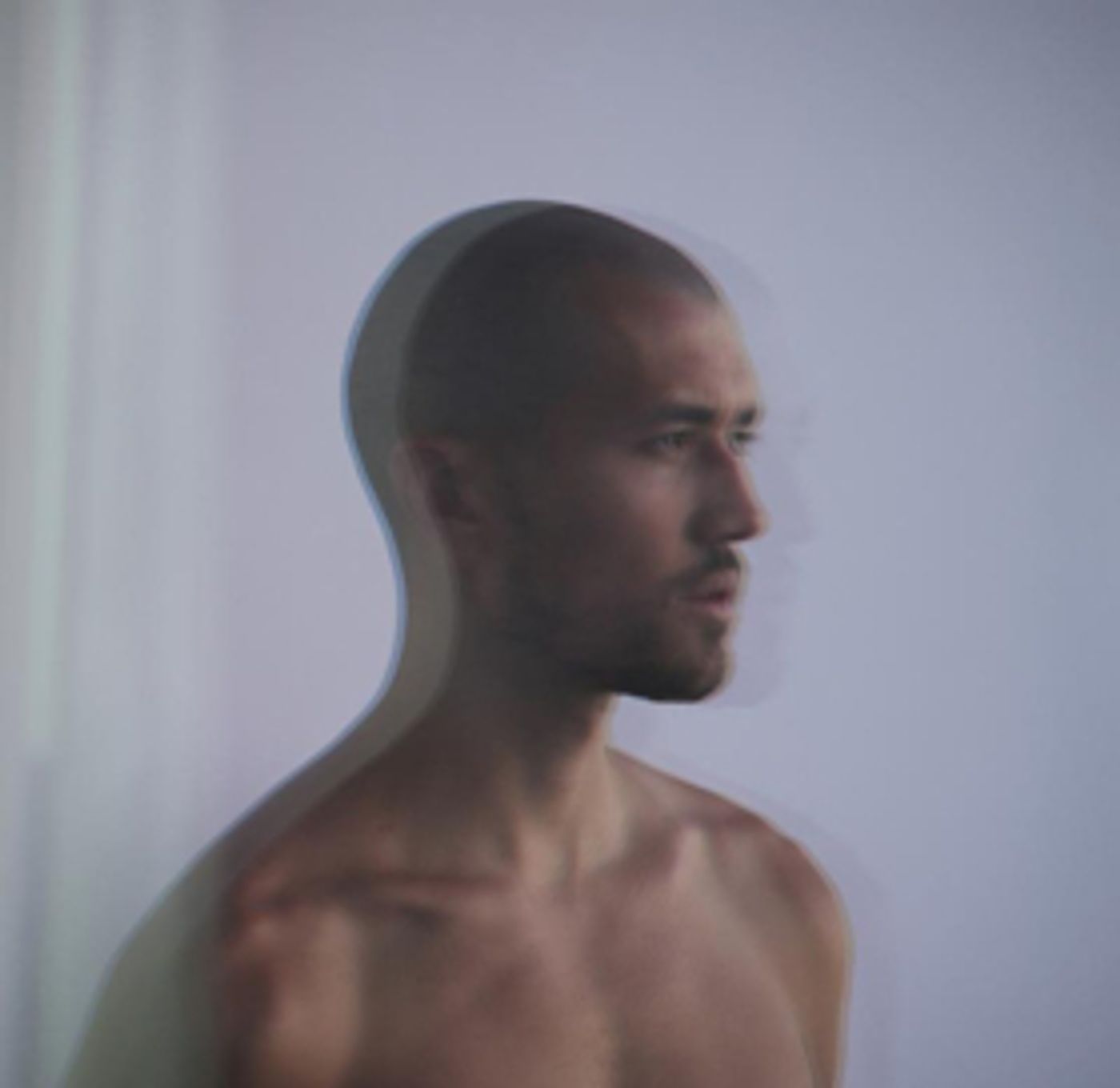 Watch Saro's Masterful Pop-Noir in New Live Video Watch Saro's Masterful Pop-Noir in New Live Video Image