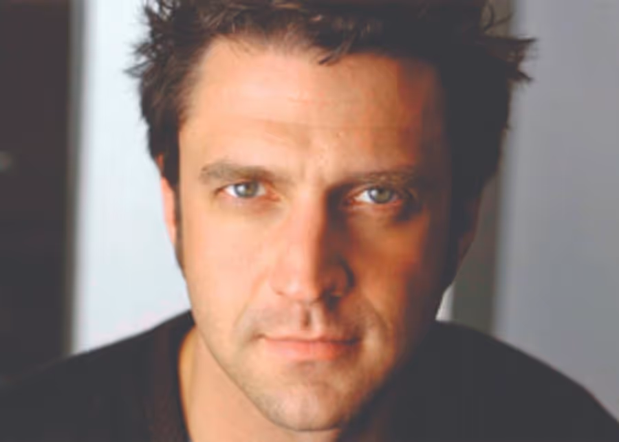 Raul Esparza Will Star as HAMLET in Chicago Image