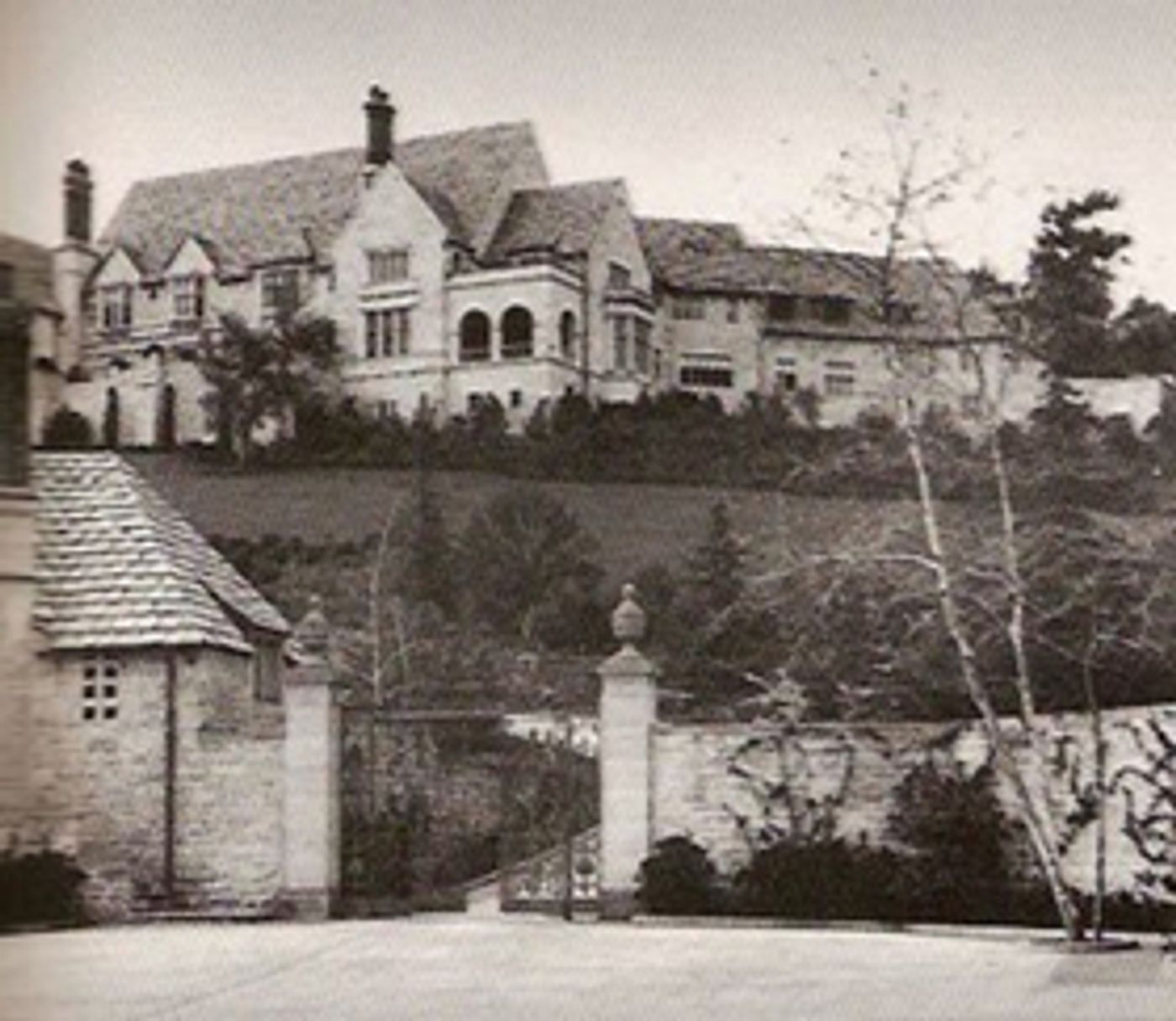 Review: THE MANOR Returns to Greystone Mansion for its Sixteenth Year Review: THE MANOR Returns to Greystone Mansion for its Sixteenth Year Image