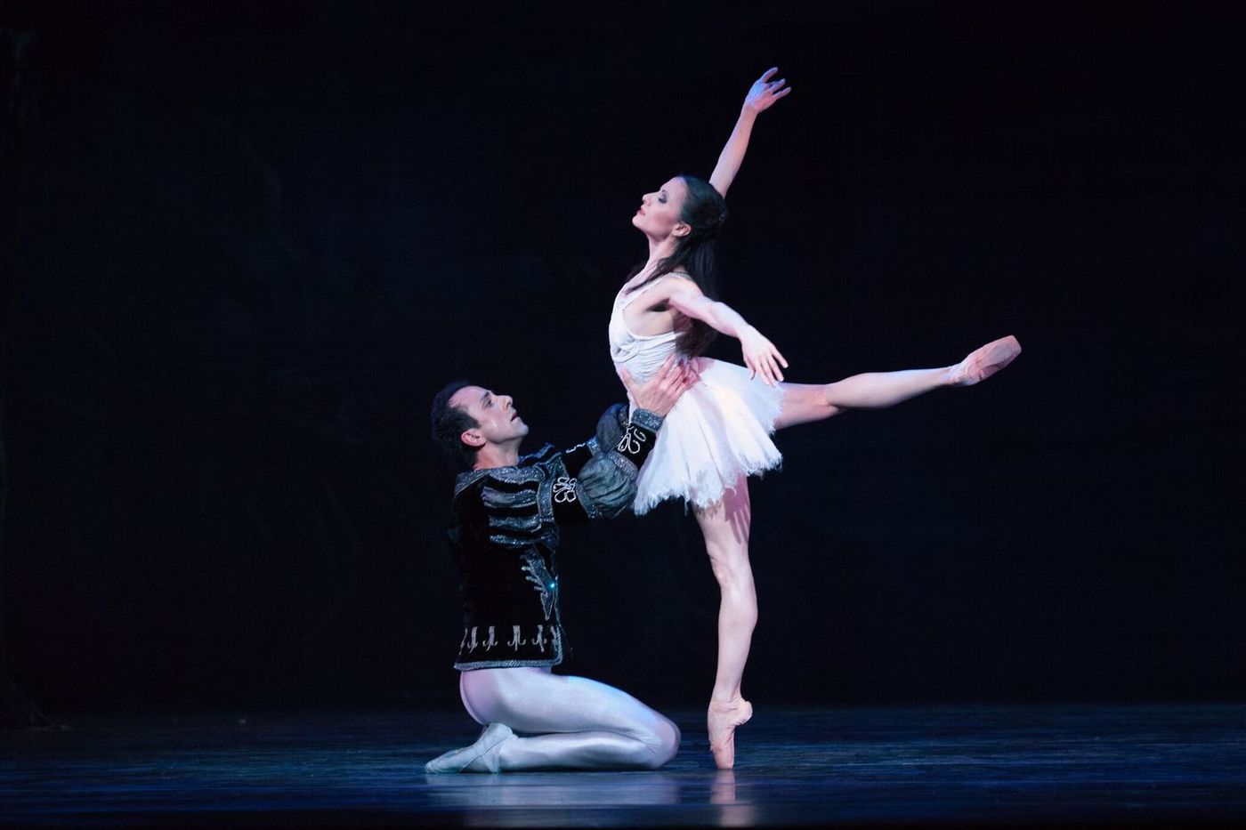 Review: Milwaukee Ballet's SWAN LAKE is Streamlined & Sublime Review: Milwaukee Ballet's SWAN LAKE is Streamlined & Sublime Image