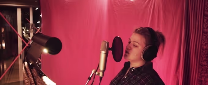 VIDEO: Watch Kelly Clarkson Perform AMERICAN WOMAN For the New Paramount Network… Video