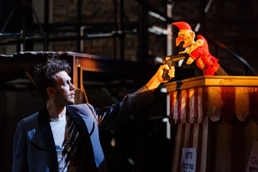 Review: DEAD DOG IN A SUITCASE (AND OTHER LOVE SONGS), Lyric Hammersmith Image