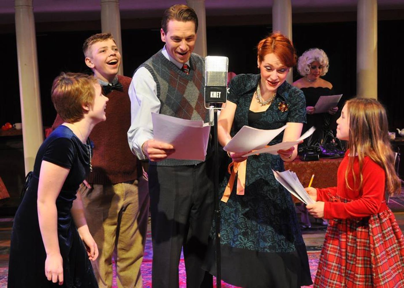 Review: IT'S A WONDERFUL LIFE: A LIVE RADIO PLAY at Metropolitan Ensemble Theatre At The Warwick  Image