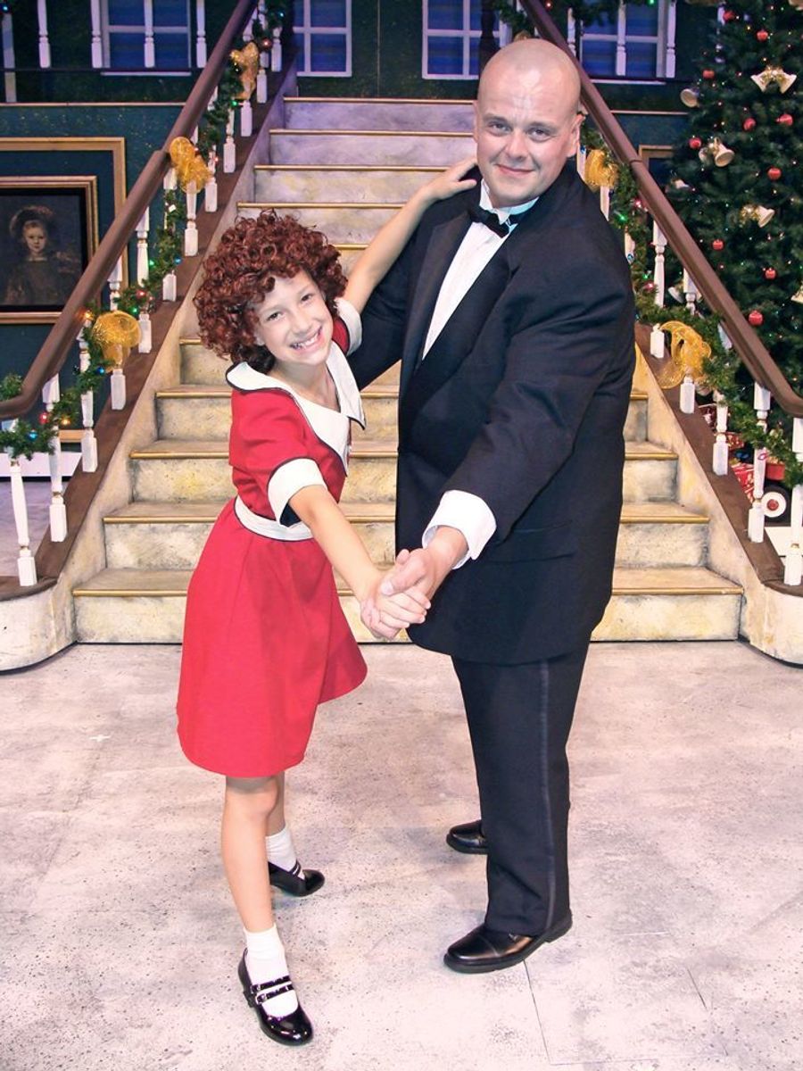 Review: ANNIE  Charms at La Comedia Dinner Theatre Image