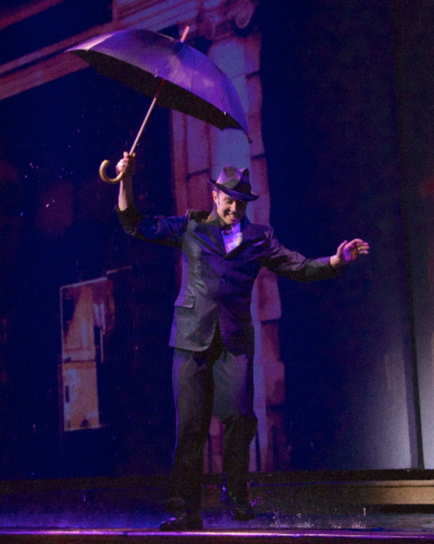 Review: SINGIN' IN THE RAIN at THE WICK THEATRE  Image