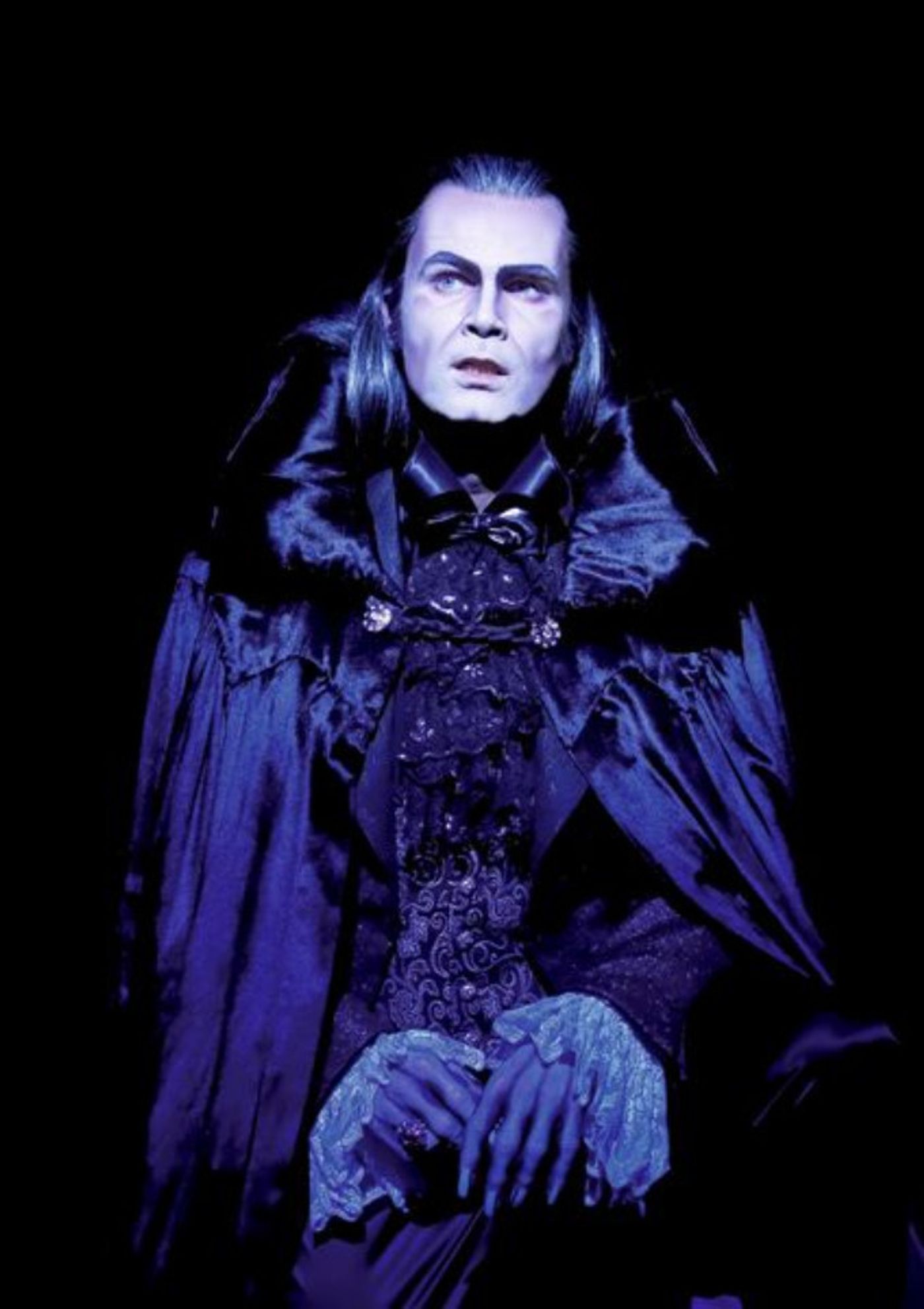 Review: DANCE OF THE VAMPIRES at Theater des Westens, Berlin Review: DANCE OF THE VAMPIRES at Theater des Westens, Berlin Image