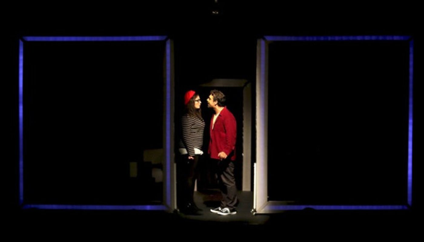 Review: LA PUERTA DE AL LADO at La Estación Review: LA PUERTA DE AL LADO at La Estación Image