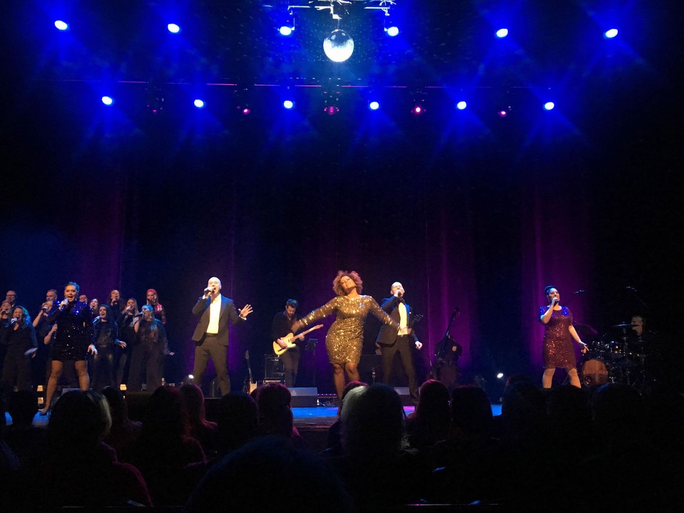 Review: FRÅN BROADWAY TILL DUVEMÅLA at Linköpings Konsert och Congress  Image