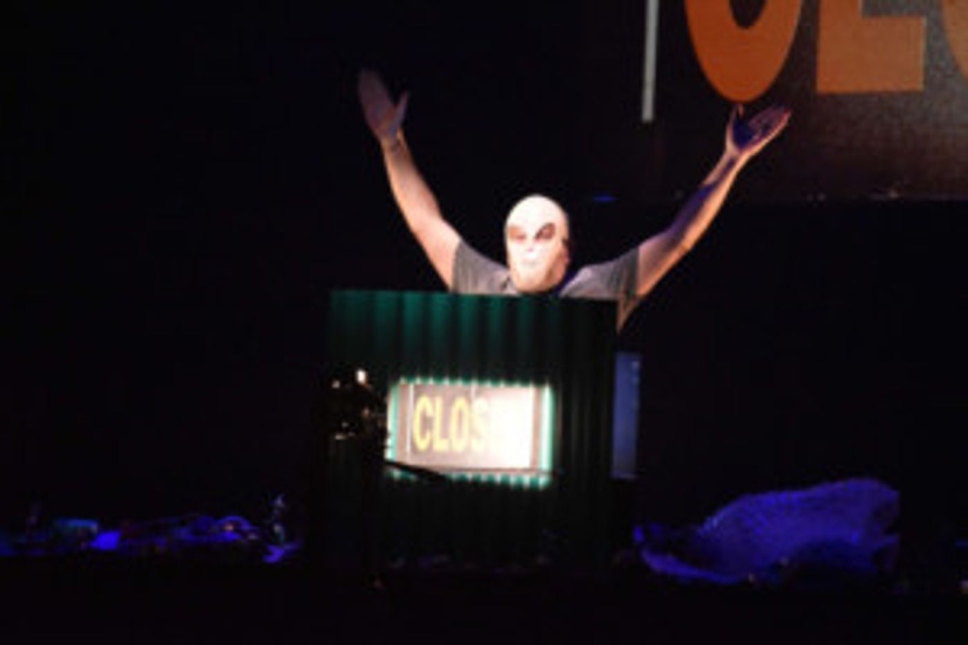 ¿Las Naciones Han Tomado El Rumbo Correcto Para Progresar? THE ADVENTURES OF WHITE-MAN, Una Sátira Sobre El Capitalismo  Image