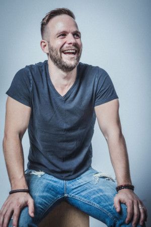 Acclaimed LGBTQ Singer-Songwriter Tom Goss Comes to The RRazz Room  Image