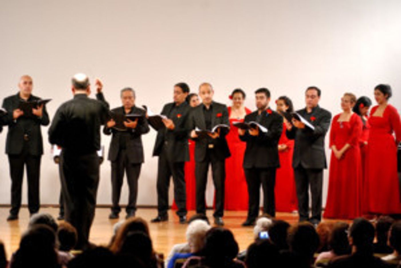 El Coro De Madrigalistas Recorre Península Ibérica Con Paisaje Español  Image