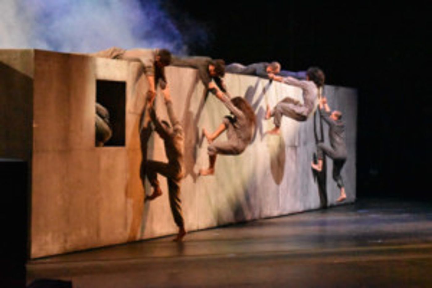 Paisajes Infernales Creados Por El Accionar Del Ser Humano Poseyeron El Palacio De Bellas Artes  Image