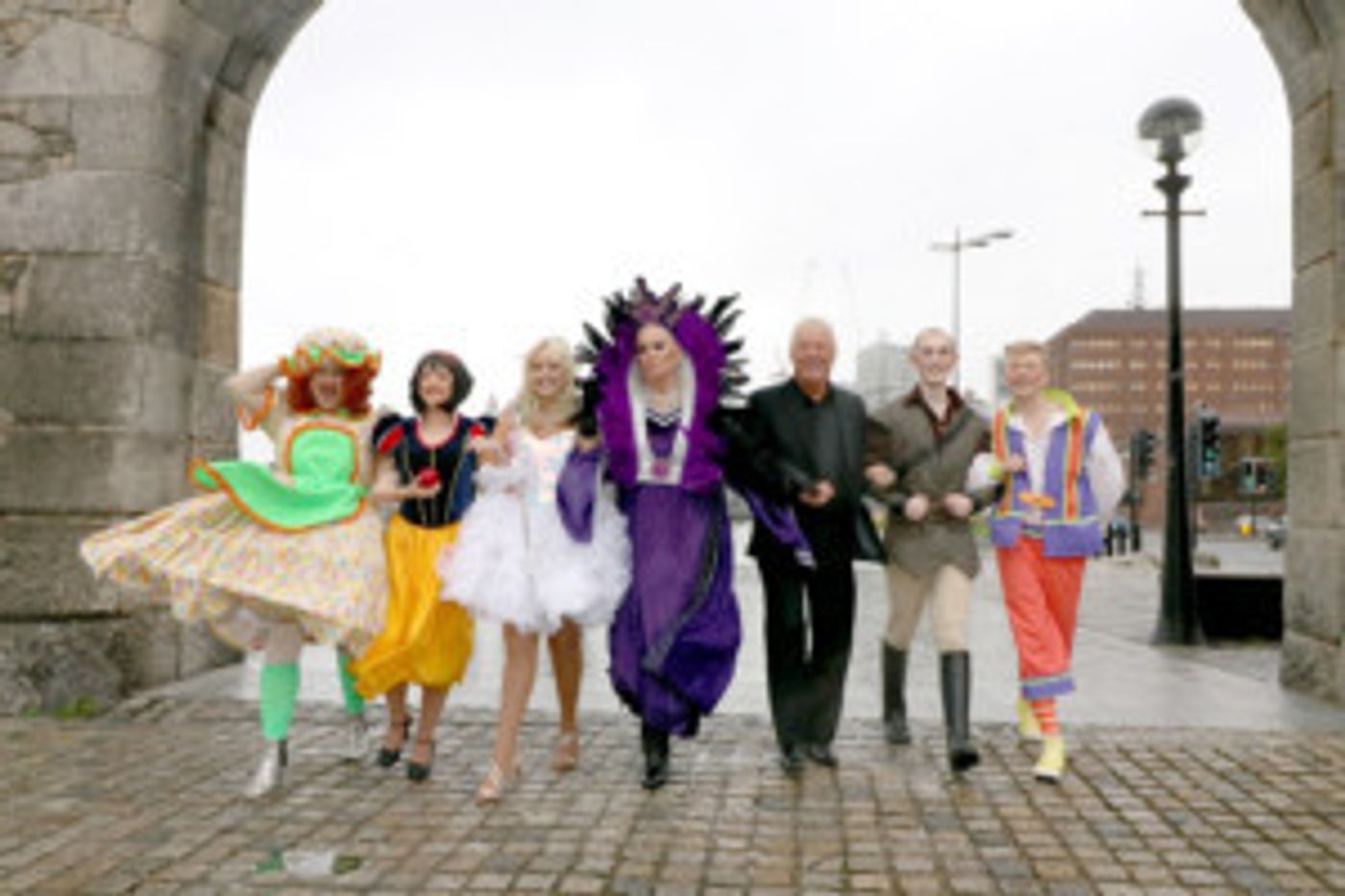 SNOW WHITE AND THE SEVEN DWARFS Panto Stars Kim Woodburn And Derek Acorah Launch Fairest Panto In All The Land  Image