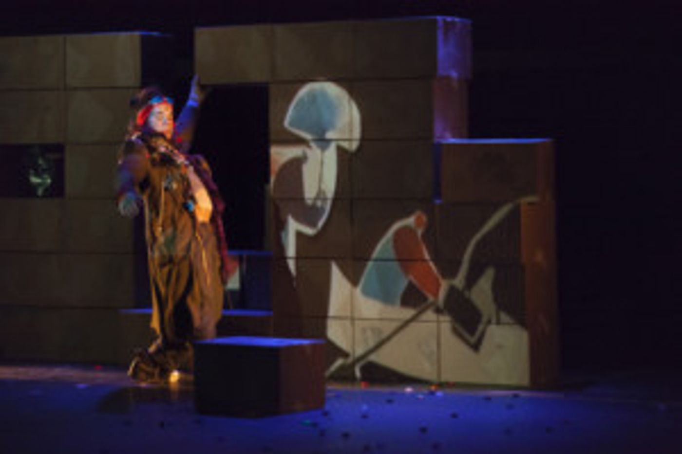 Botón Y Su Mundo De Cartón Llevarán Risas De Papel Al Teatro Orientación  Image