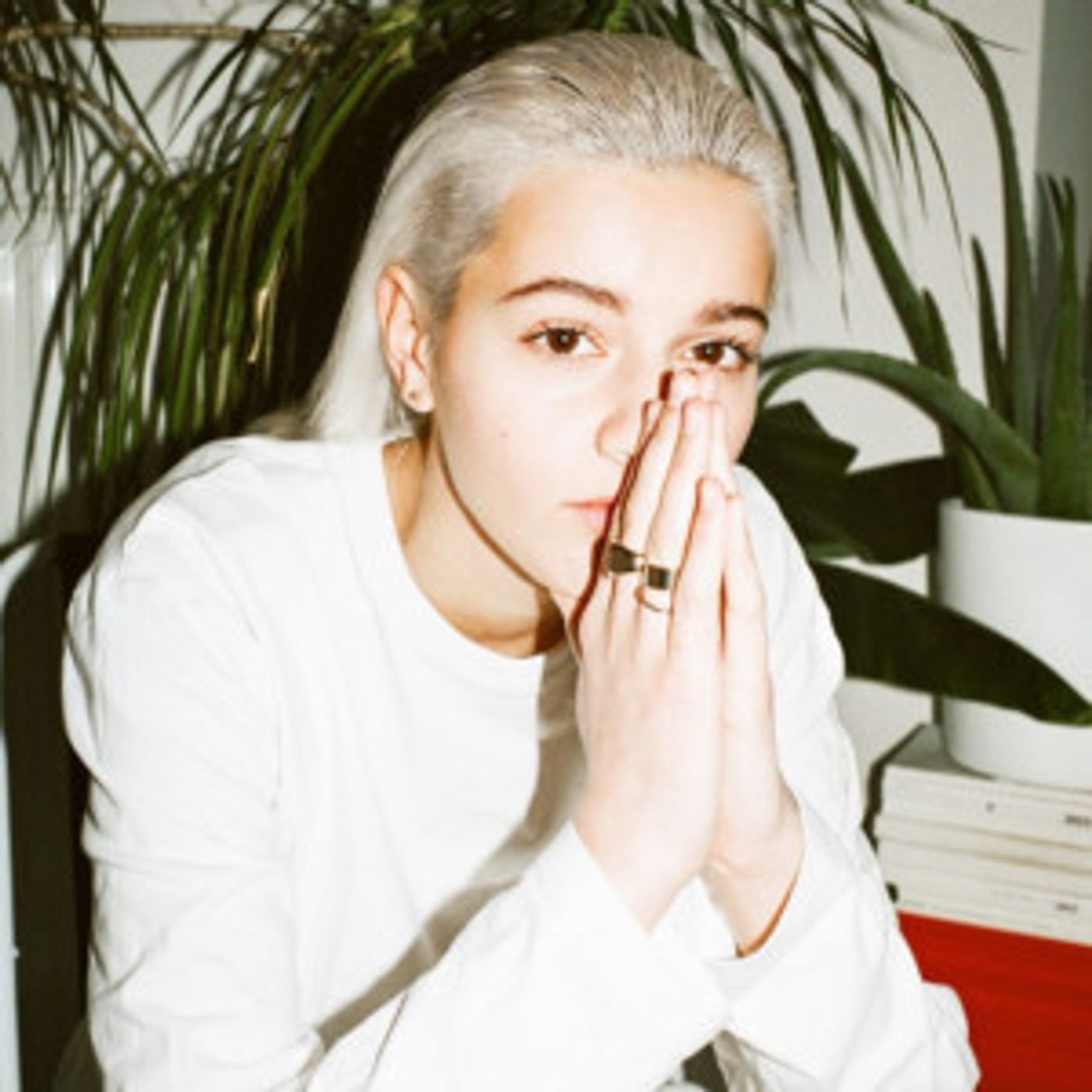 Austrian Artist Mavi Phoenix Lashes Out At Mob Mentality With New Single 'Los Santos'  Image