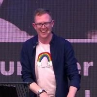 VIDEO: Ben Stock's West End Sing-A-Long Performs at West End Live Video