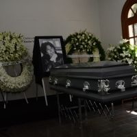 Familiares, amigos, colegas y admiradores dieron una emotiva despedida al escritor y…