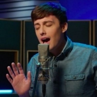 VIDEO: DEAR EVAN HANSEN's First International Evan Sings 'Waving Through a Window'