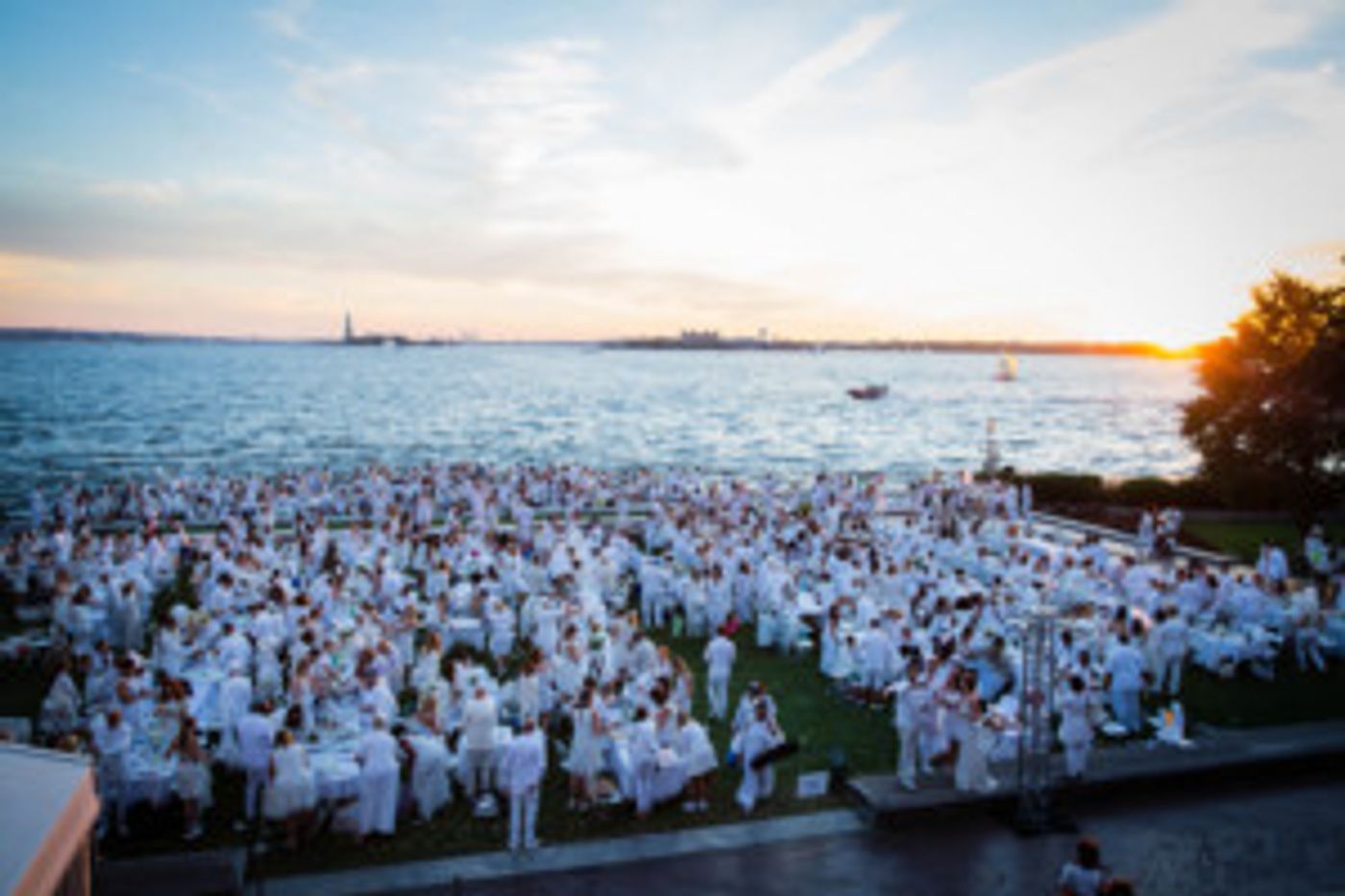 Broadway Stars Perform at DINER EN BLANC 7/17 Broadway Stars Perform at DINER EN BLANC 7/17 Image
