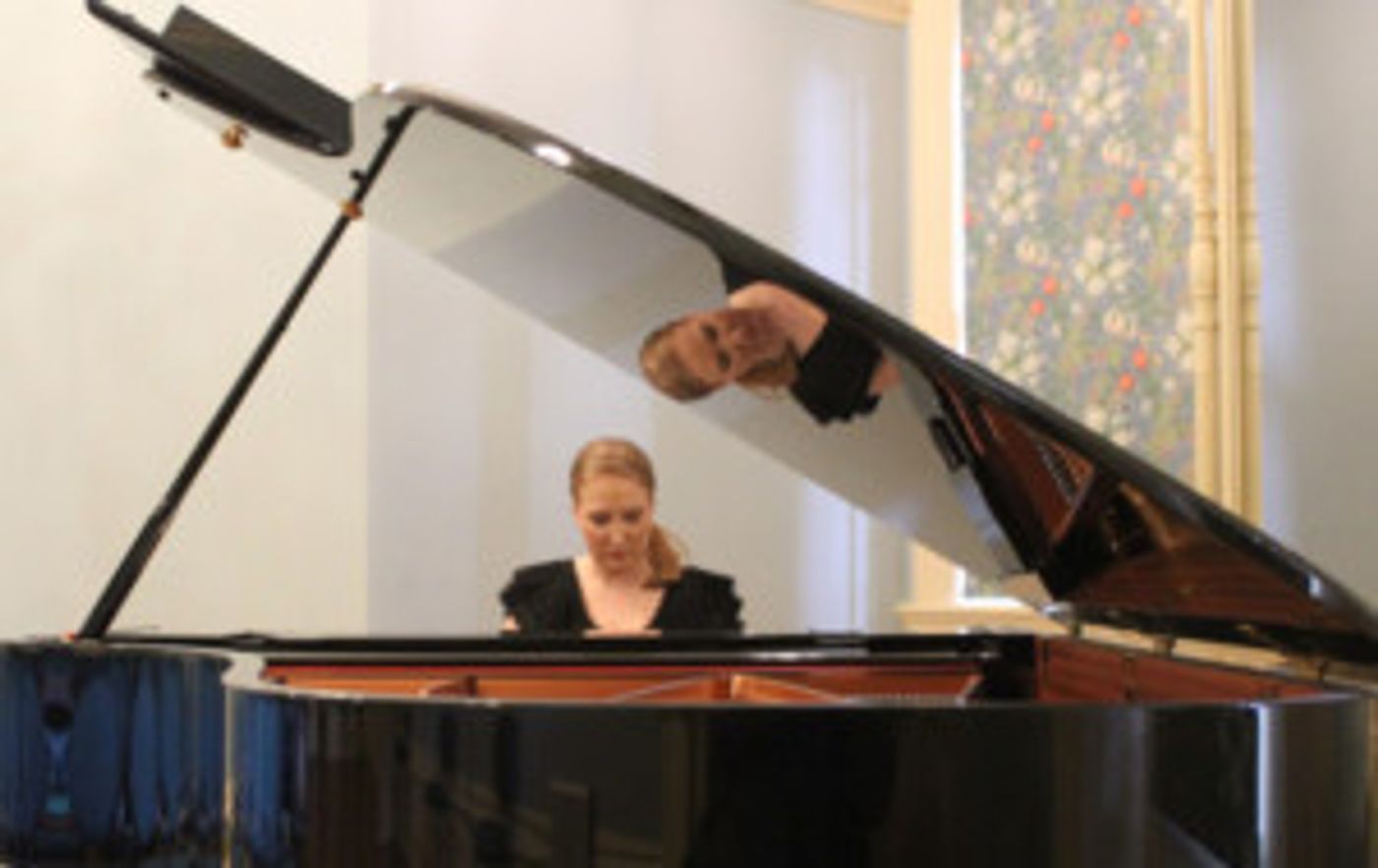 Emma Knights' Original Cabaret Skewers Gender Inequality In The Music Industry  Image