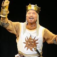 'SPAMALOT' Star Chamberlain Celebrates A 'Kingly' 75th Bday On Stage