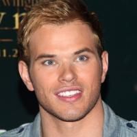 Photo Coverage: 'TWILIGHT: New Moon' Stars Nikki Reed and Kellan Lutz Visit Toys R Us