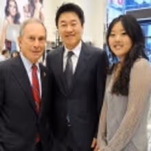 Photo Coverage: Mayor Michael Bloomberg Visits Forever 21 New Times Square Location