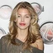 Photo Coverage: AnnaLynne McCord Visits Gifiting Services