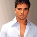 Luis Fonsi Leads Hundreds in the Cha-Cha-Cha for Charity