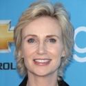 Jane Lynch Wins Golden Globe for GLEE