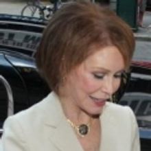 FREEZE FRAME: Mary Tyler Moore Greets Fans at 'Broadway Barks Lucky 13'