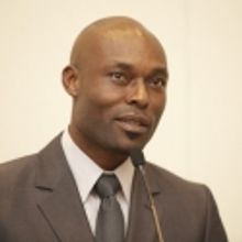 Sean Penn To Present Humanitarian Award To Jimmy Jean Louis 5/19