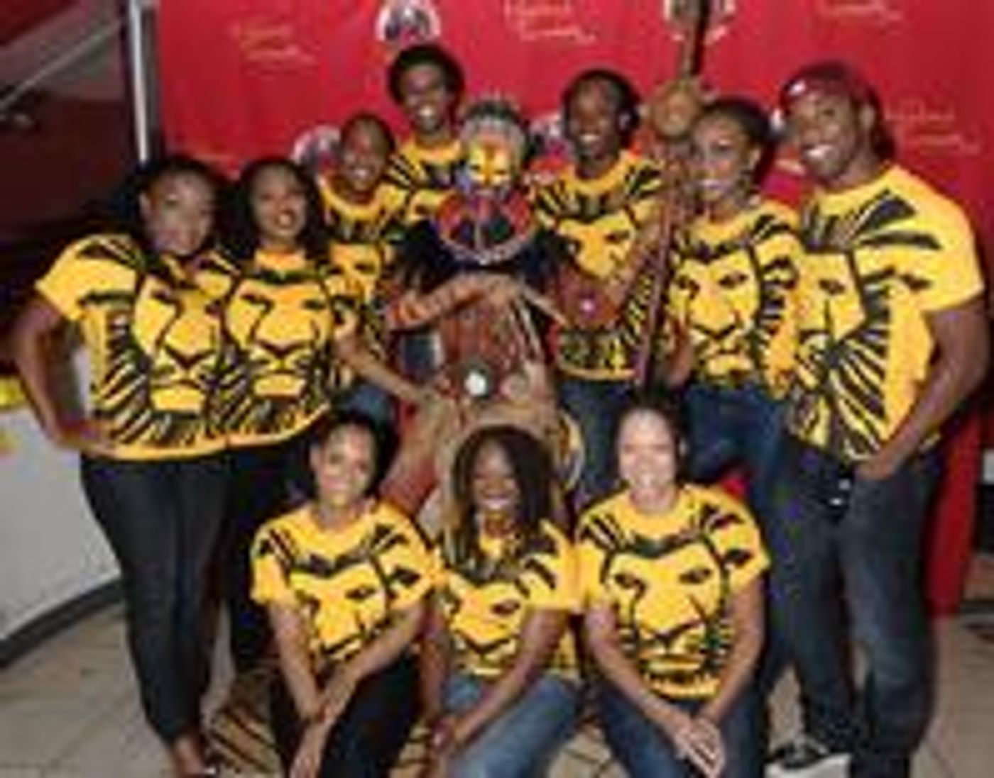 Photo_Coverage_Lion_King_Cast_Vists_Rafiki_20100810