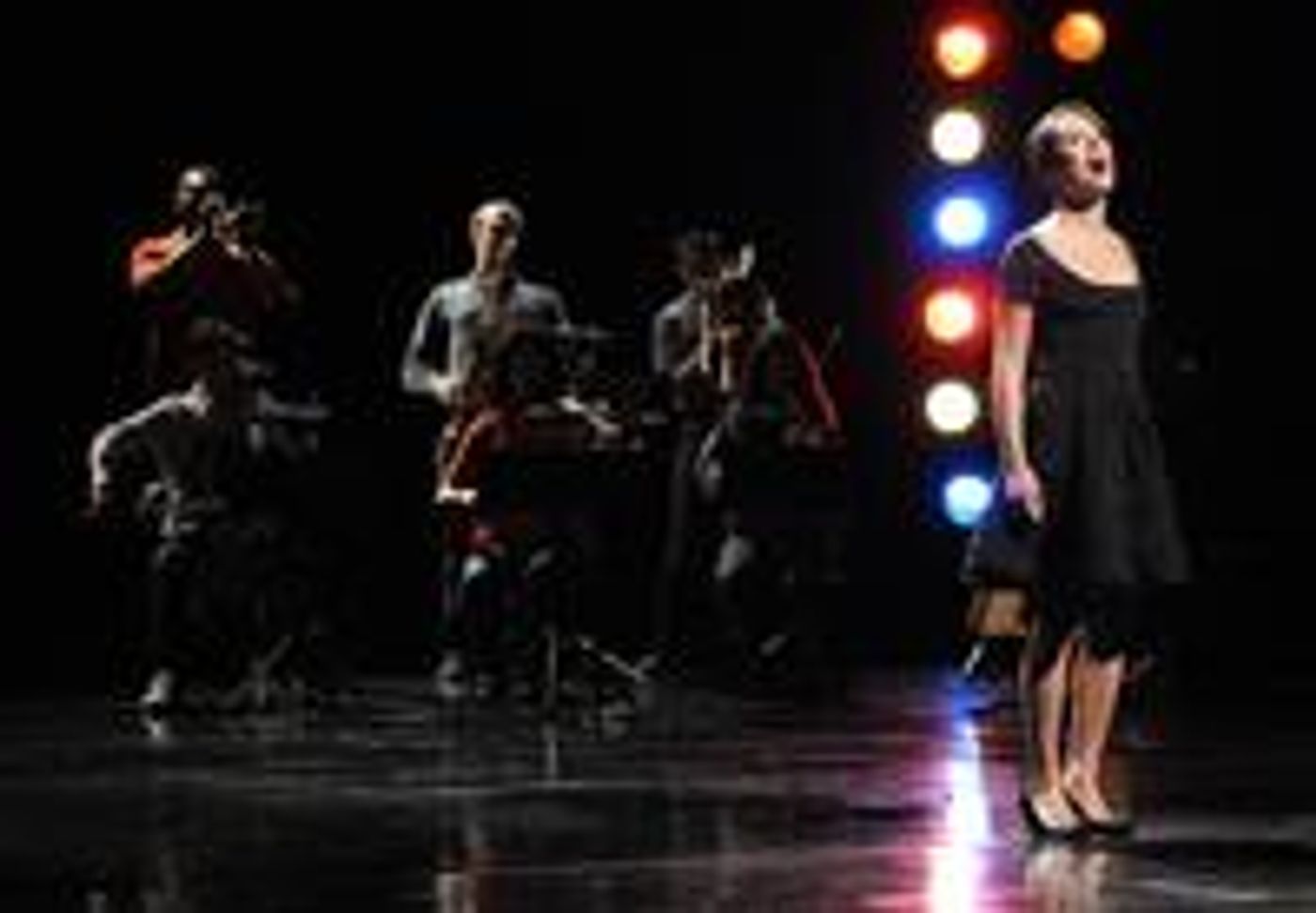 Photo-Flash-First-Look-at-GLEEs-Funeral-20000101