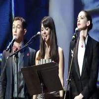 STAGE TUBE: Anne Hathaway Sings with Joseph Gordon-Levitt