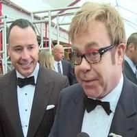 STAGE TUBE: Elton John Chats at Golden Globes Red Carpet