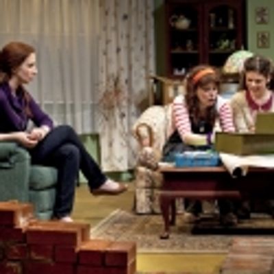 BWW Reviews: Sisterly Squabbling in THIRDS Turns Surprisingly Sweet