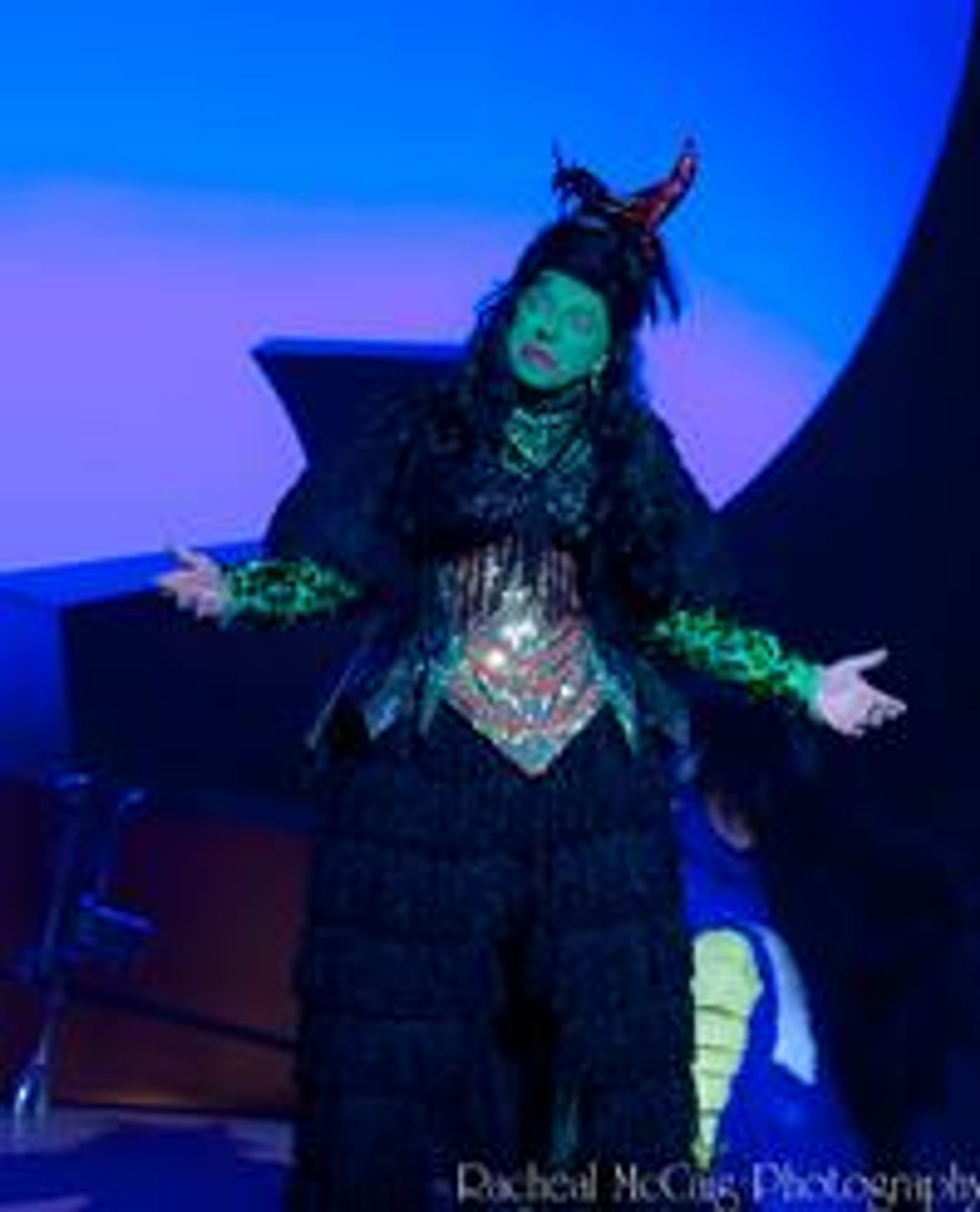 Photo-Coverage-The-Wickedly-Wacky-Wizard-of-Oz-20000101