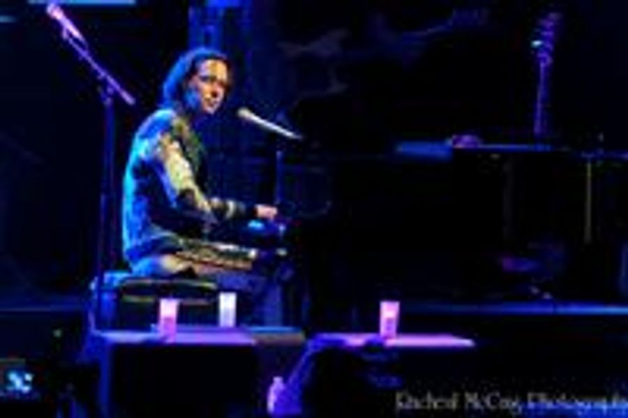 DO-NOT-LIVE-Photo-Coverage-Rufus-Wainwright-Lights-up-the-Night-at-Luminato-20000101