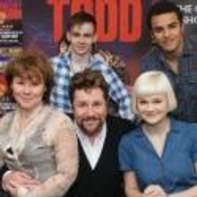 Photo Flash: Michael Ball, Imelda Staunton and More Sign SWEENEY TODD Albums at…