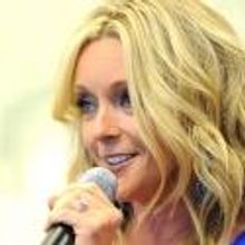 Jane Krakowski to Perform at Town Hall, 6/8