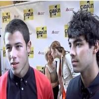STAGE TUBE: Jonas Brothers Support Rob McClure at CHAPLIN Opening! Video