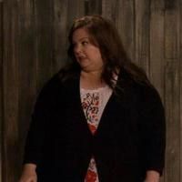 VIDEO: Sneak Peek - Molly Spies on Her Neighbor on Next MIKE & MOLLY
