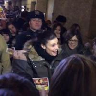 VIDEO: Idina Menzel Signs Autographs for Fans Following First IF/THEN Preview