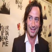 TV: On the Red Carpet for Opening Night of HOLLER IF YA HEAR ME! Video
