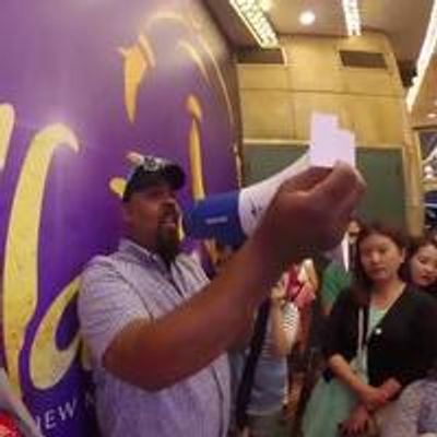 STAGE TUBE: ALADDIN's Tony-Winning Genie James Monroe Iglehart Grants Wishes at Daily Lottery