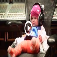STAGE TUBE: Kelly Clarkson & Daughter Tease New Song! Video