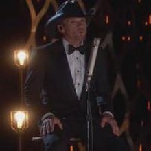 STAGE TUBE: Tim McGraw Pays Tribute to Glen Campbell with 'I'm Not Gonna Miss You'…